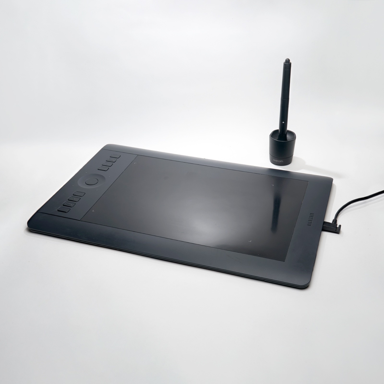 Wacom PTH-651 Intuos Pro Medium Graphics Tablet with Pen – Good Condition