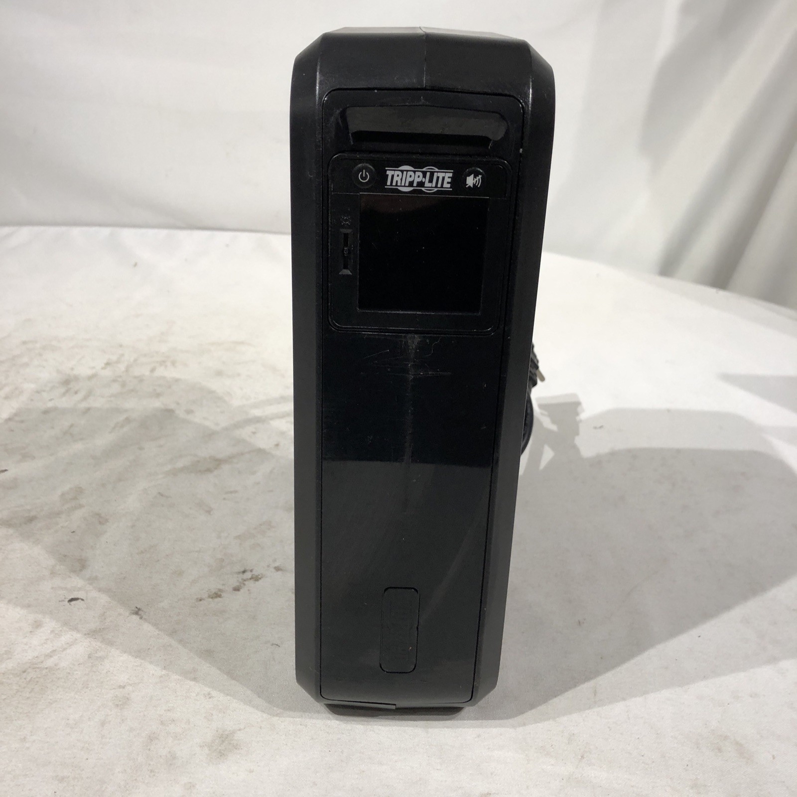 TRIPP LITE OMNI900LCD AGOM5357 .900VA 475W UPS BATTERY BACKUP 120V