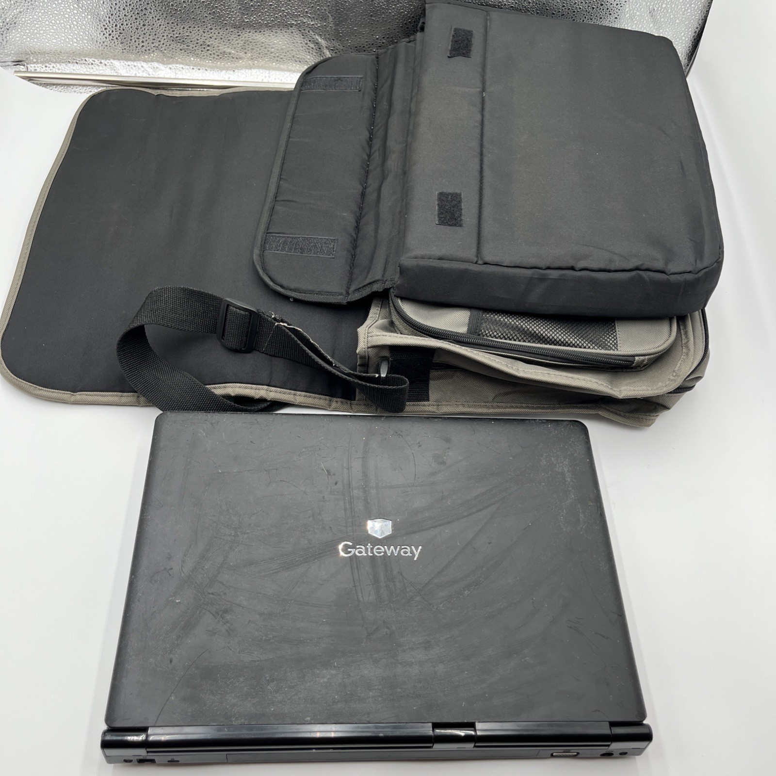 Laptop Gateway SA1 M Series DVD-RW With Solo Laptop Case  *FOR PARTS READ*