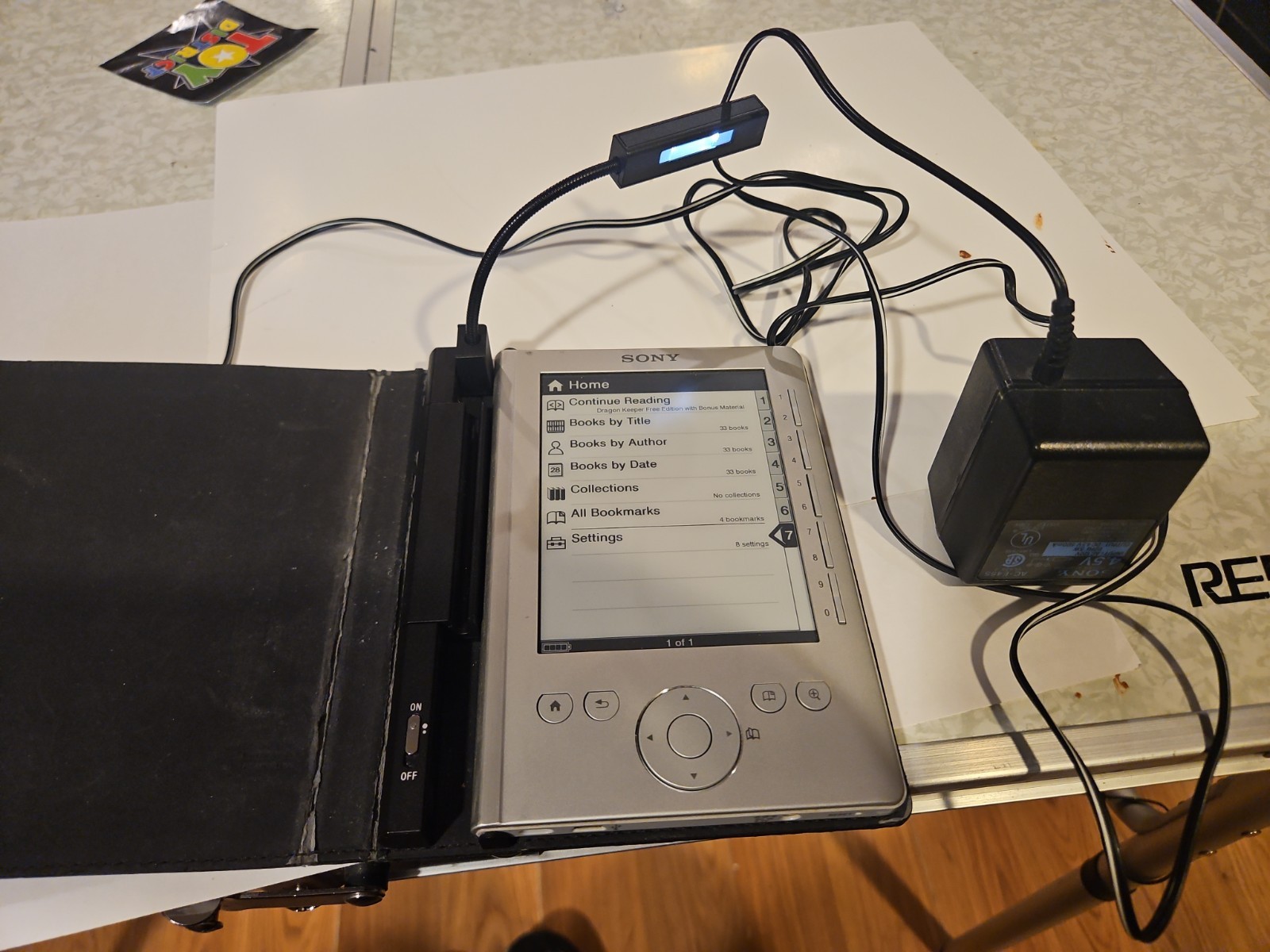 Sony PRS-300 Pocket Edition E-Reader Bundle W. Charger & Worm Light Cover