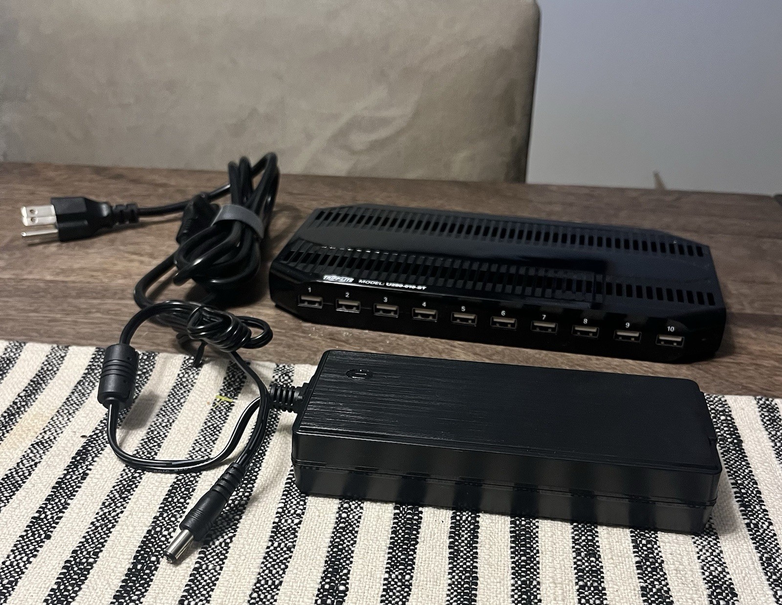 TRIPP LITE 10-Port USB Charging Station Docking station NEW open box