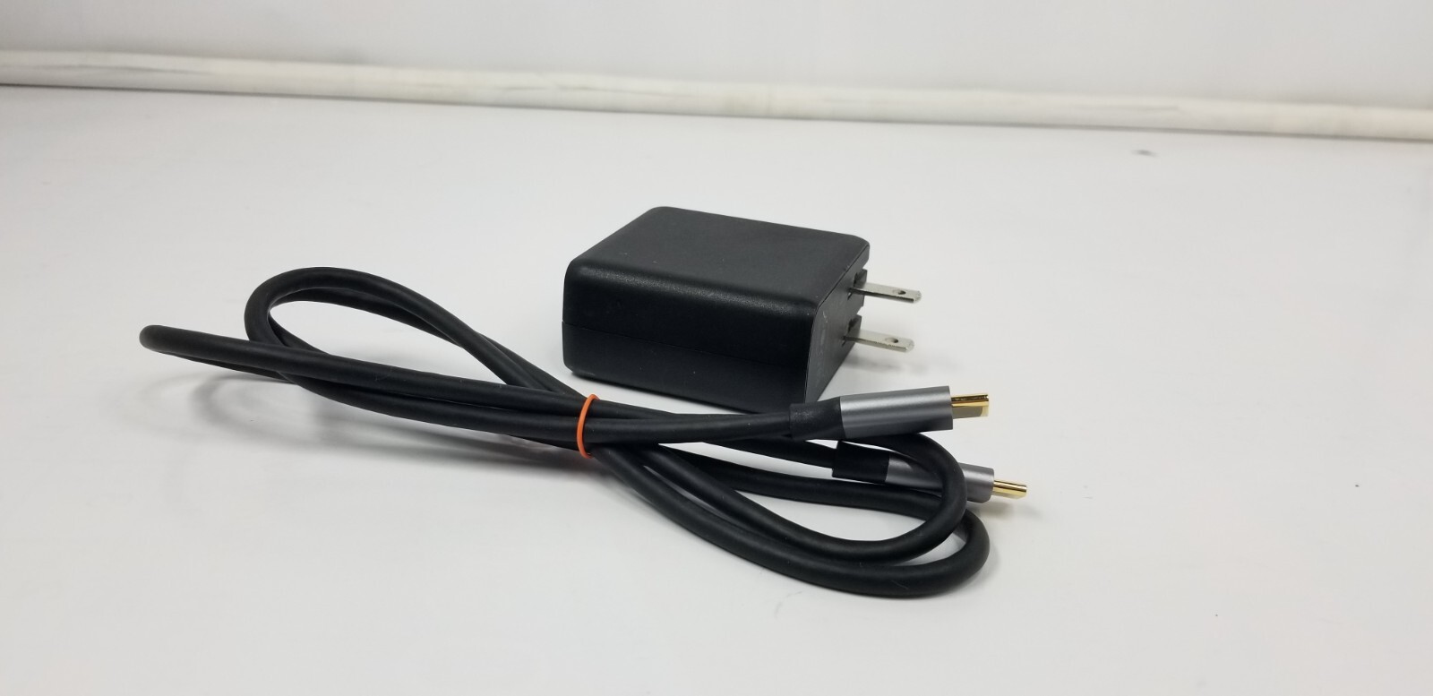 Insignia NS-PAC65C 65W USB-C Wall Charger with 3ft Cable ~Tested Great Condition