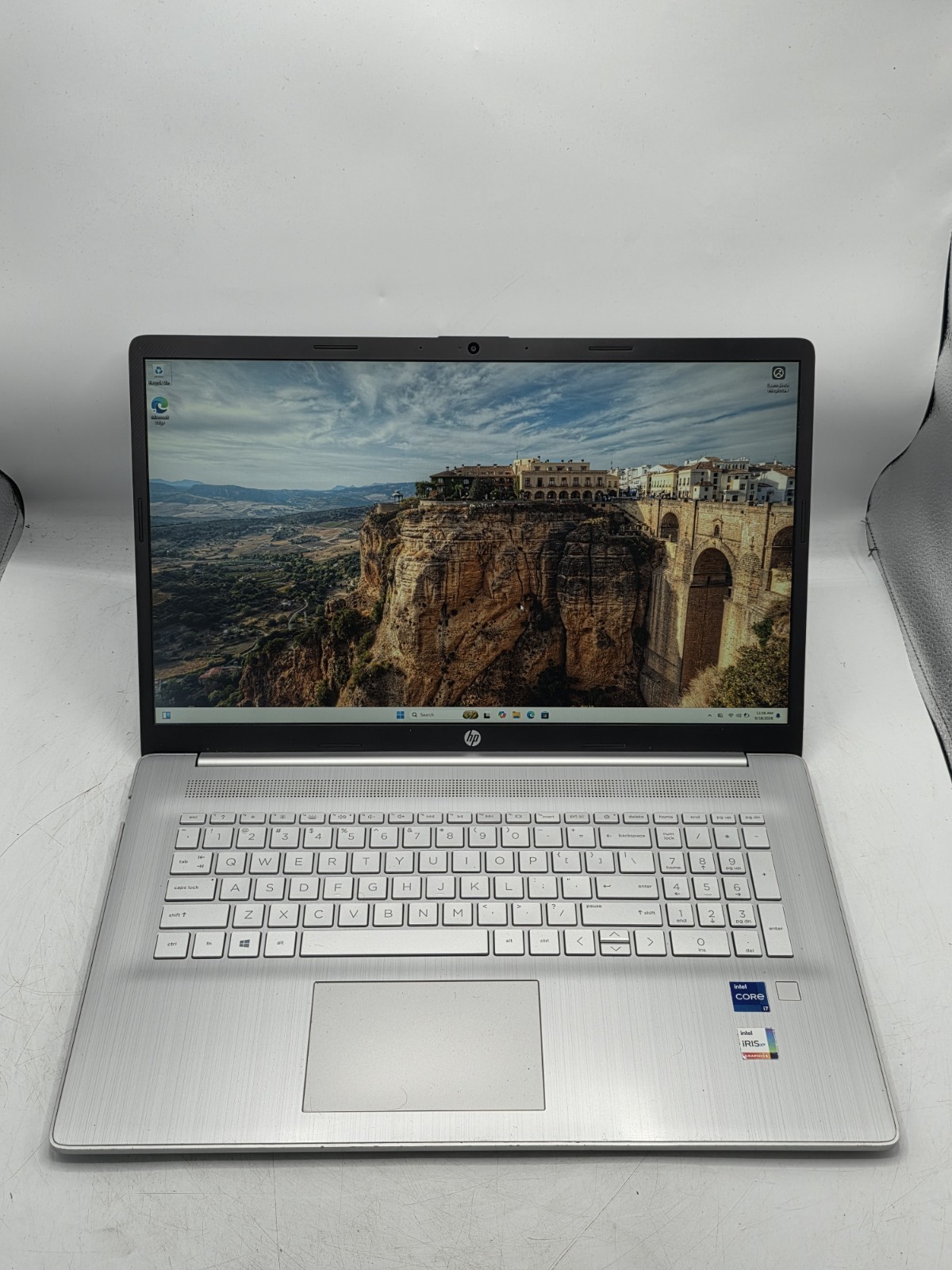 HP 17-cn0078cl 17.3" FHD Intel Core i7-1165G7 8GB RAM 256GB NVMe Win11H READ