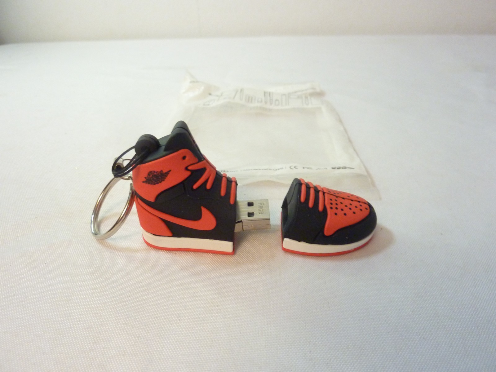 Collectible Original Nike Air Jordan 8GB Shoe Keychain USB Drive NEW w Package