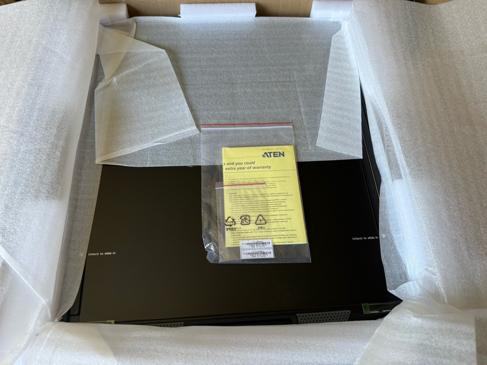 Aten CL1000M Master View Max KVM Single Rail 17" LCD Console