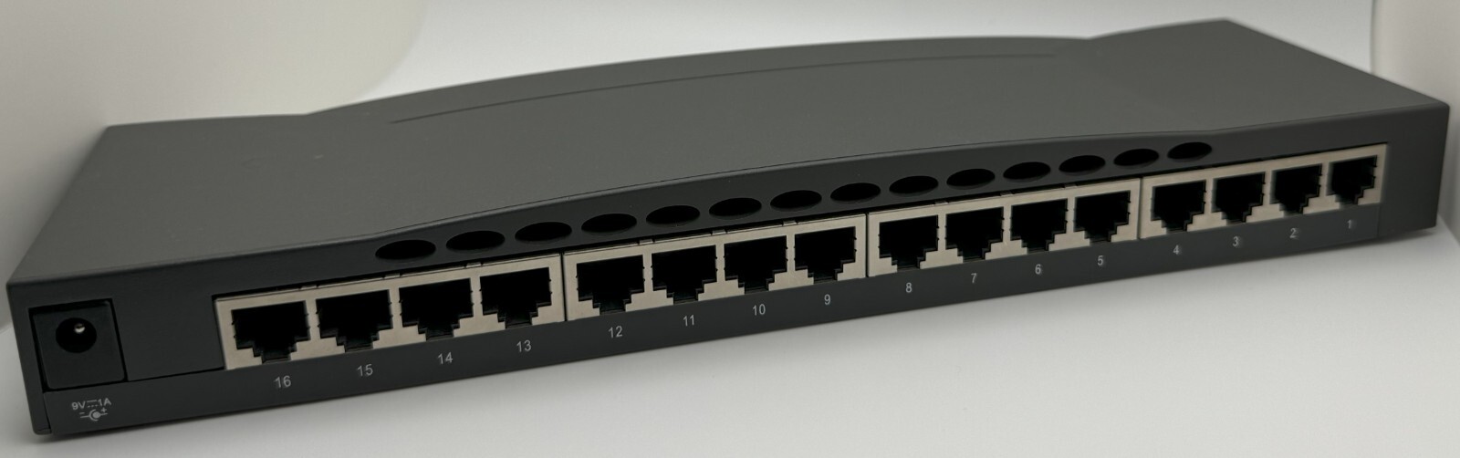 SMC 16 port unmanaged ethernet switch SMC-EZ6516TX. 10/100 Mbps. Fast Ethernet