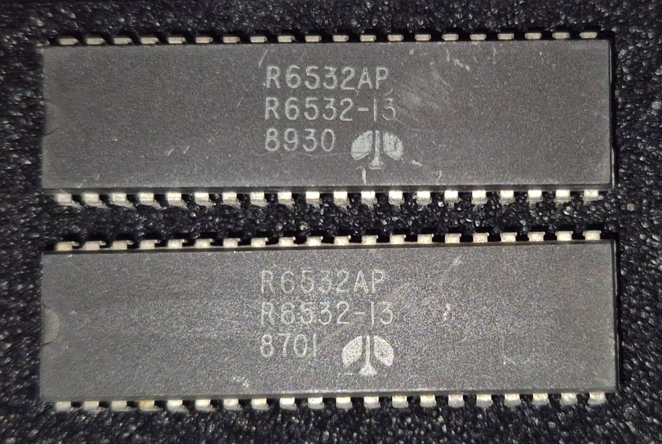 [2x] R6532AP RIOT Chips – Commodore SFD 1001 Original Vintage IC – NO Desoldered