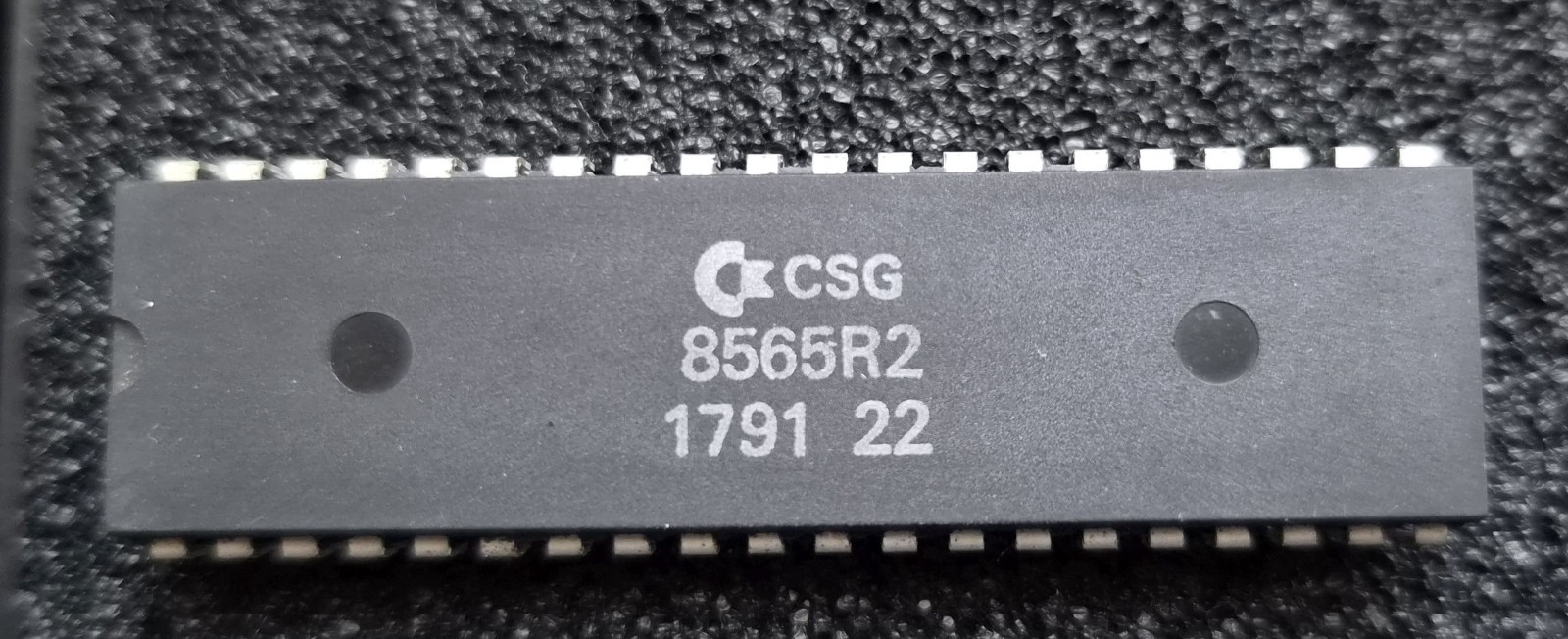 CSG 8565R2 VIC-II Video Chip – Commodore 64 C64 – Tested / Vintage IC