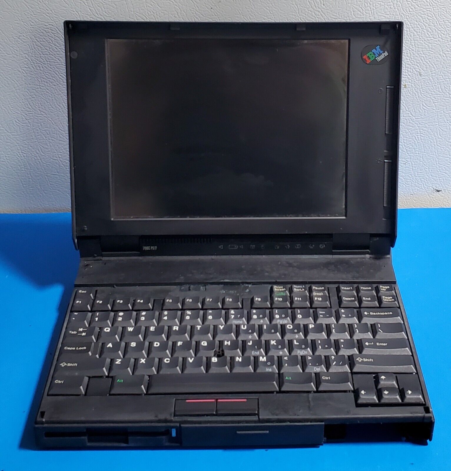 Vintage IBM THINKPAD 700C PS/2 TYPE 9552 LAPTOP COMPUTER - SOLD AS IS