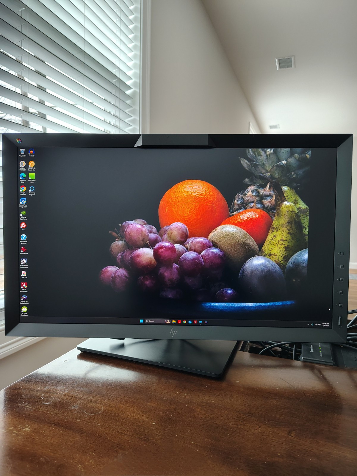 HP Dreamcolor Z27x G2 Monitor Studio Display - Exceptional Color, Professional