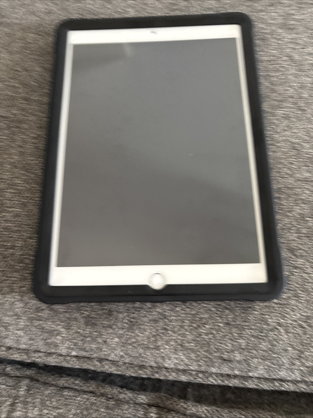 I Pad Gen 6 32GB Mod MR6P2J/A Ser # DMPY4GP1JF8D.  Gray Color  9.7” W New Case.