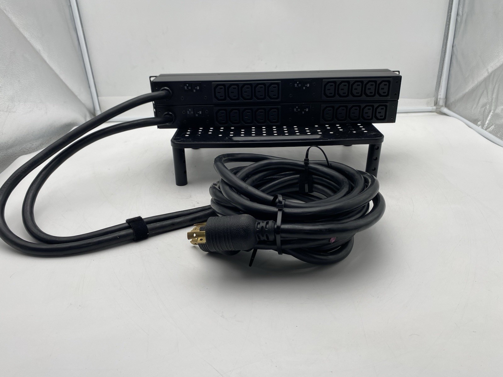 APC AP9571A Basic 1U Rack PDU Power Distribution 208V 10-Outlets Rackmount