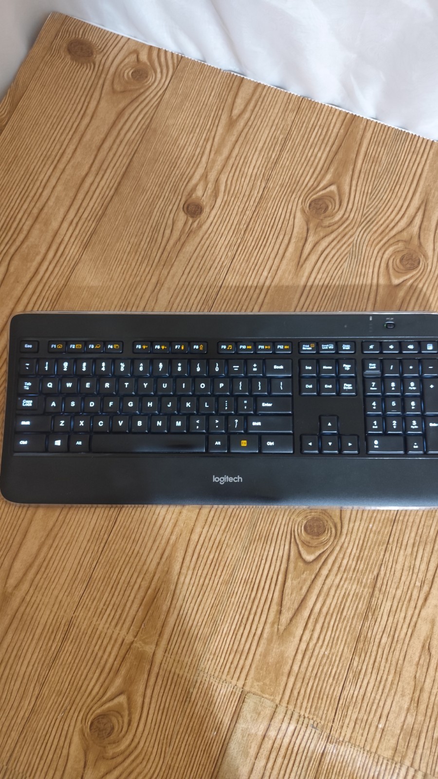 UNTESTED Logitech K800 Wireless Keyboard Illuminated NO Dongle Turns On Light Up