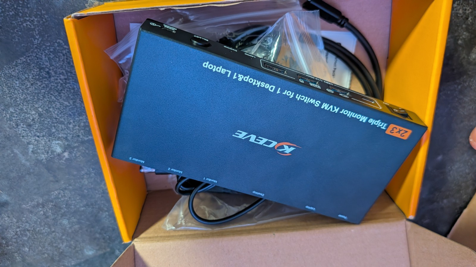 KCEVE USB 3.1 Triple Monitor KVM Switch - 100W Laptop Charging / 10Gbps Open Box