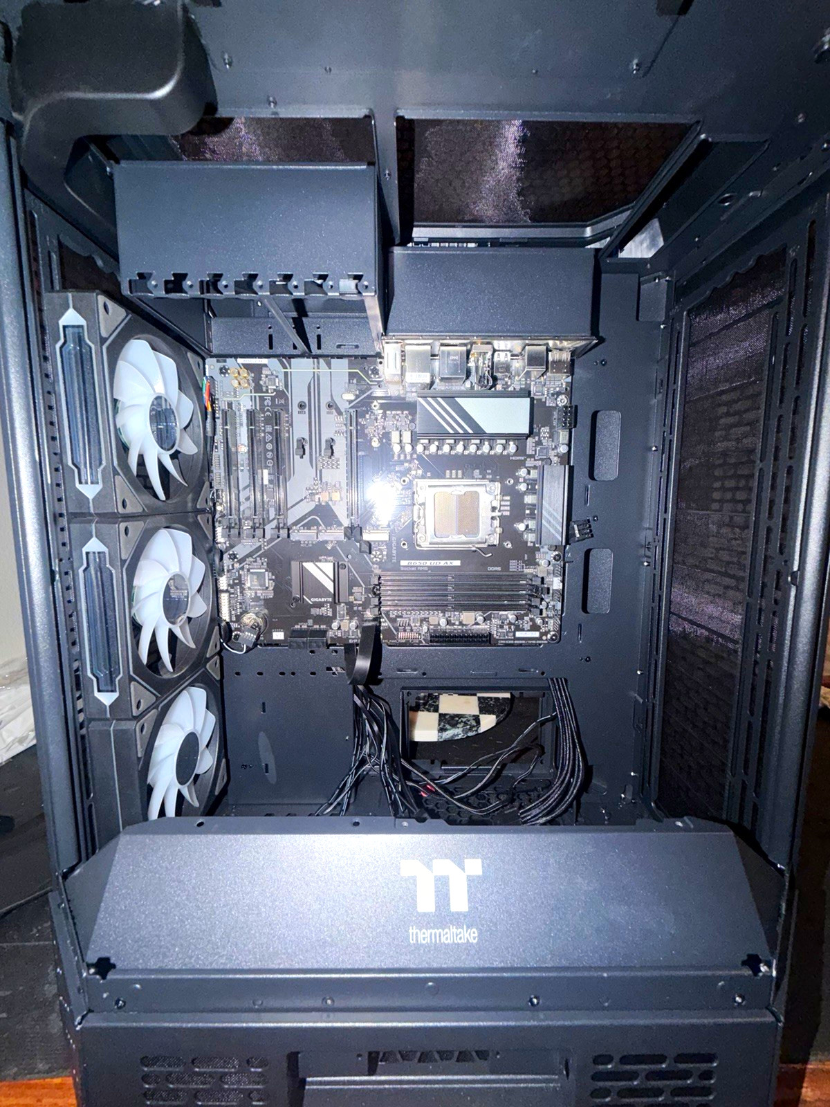 Thermaltake tower 600 mid Tower/With B650 UD AX motherboard