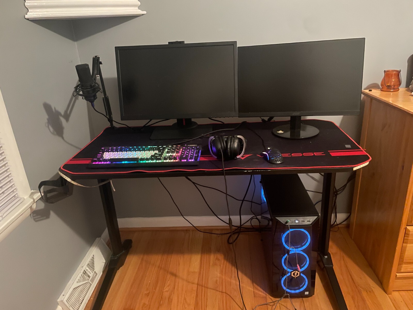 gaming pc desktop 1660 with two monitors a desk with full size mousepad