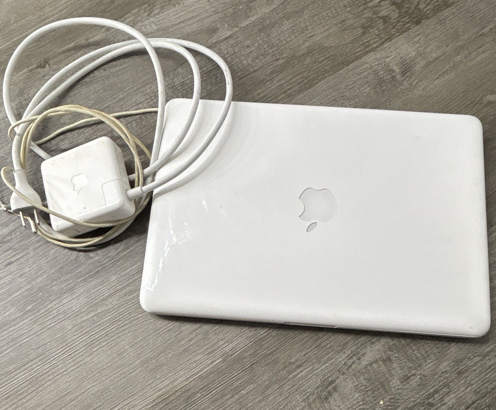 Apple MacBook 13.3" White 2.0GHz Core Duo 2GB HDD w/ MagSafe Charger bundle