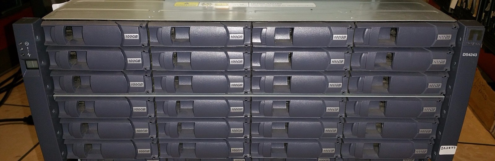 NetApp DS4243 Disk Array Shelf w/ 24x 100GB SSD X442A Drives 2x IOM3 Controllers