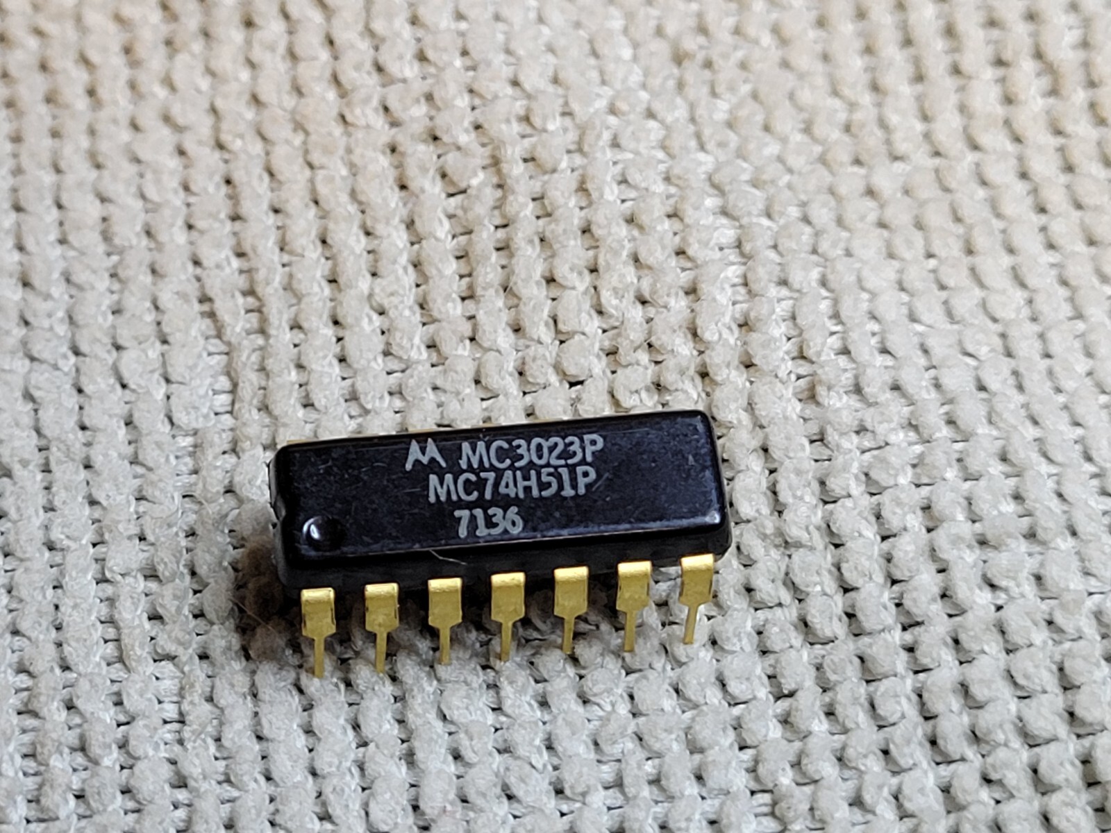 MC3023P GOLD  MOTOROLA RARE (DC 7136) VINTAGE NEW OEM ORIGINAL SALE USA  $29