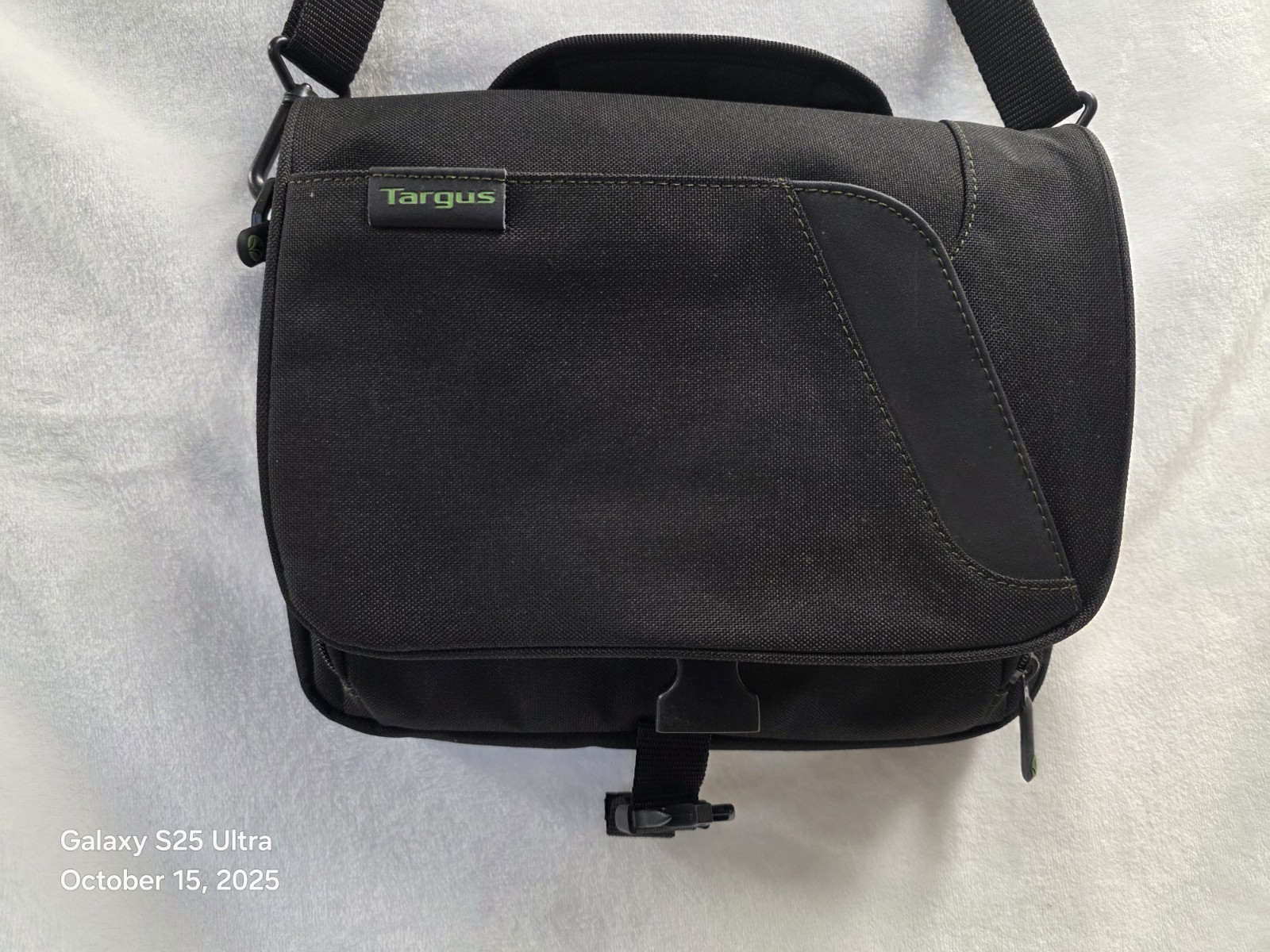 Targus Spruce EcoSmart 27L 15.6"  Mini Messenger iPad Case TBM022US