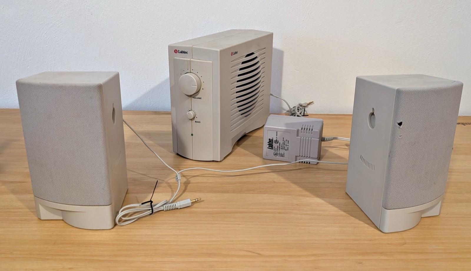 Labtec Computer Amplified Speakers LCS-2420 Vintage Beige 1990s w/ Subwoofer 