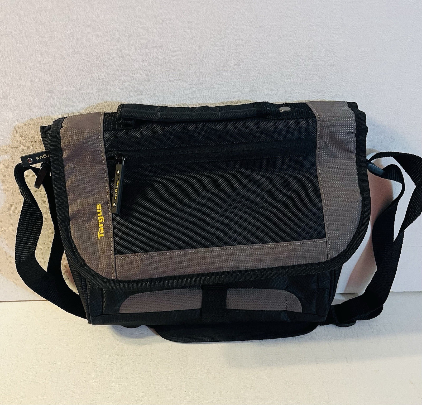 Targus CityGear Mini Messenger iPad Tablet Bag Soft Case 12”x 9” TSM148-50