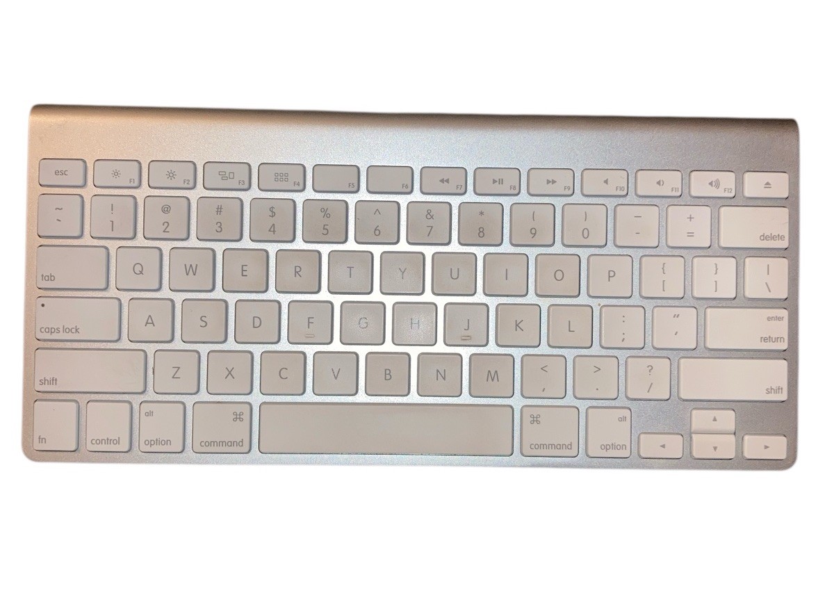 Apple Wireless Keyboard A1314 Bluetooth Slim Aluminum AA Battery Power Tested VG