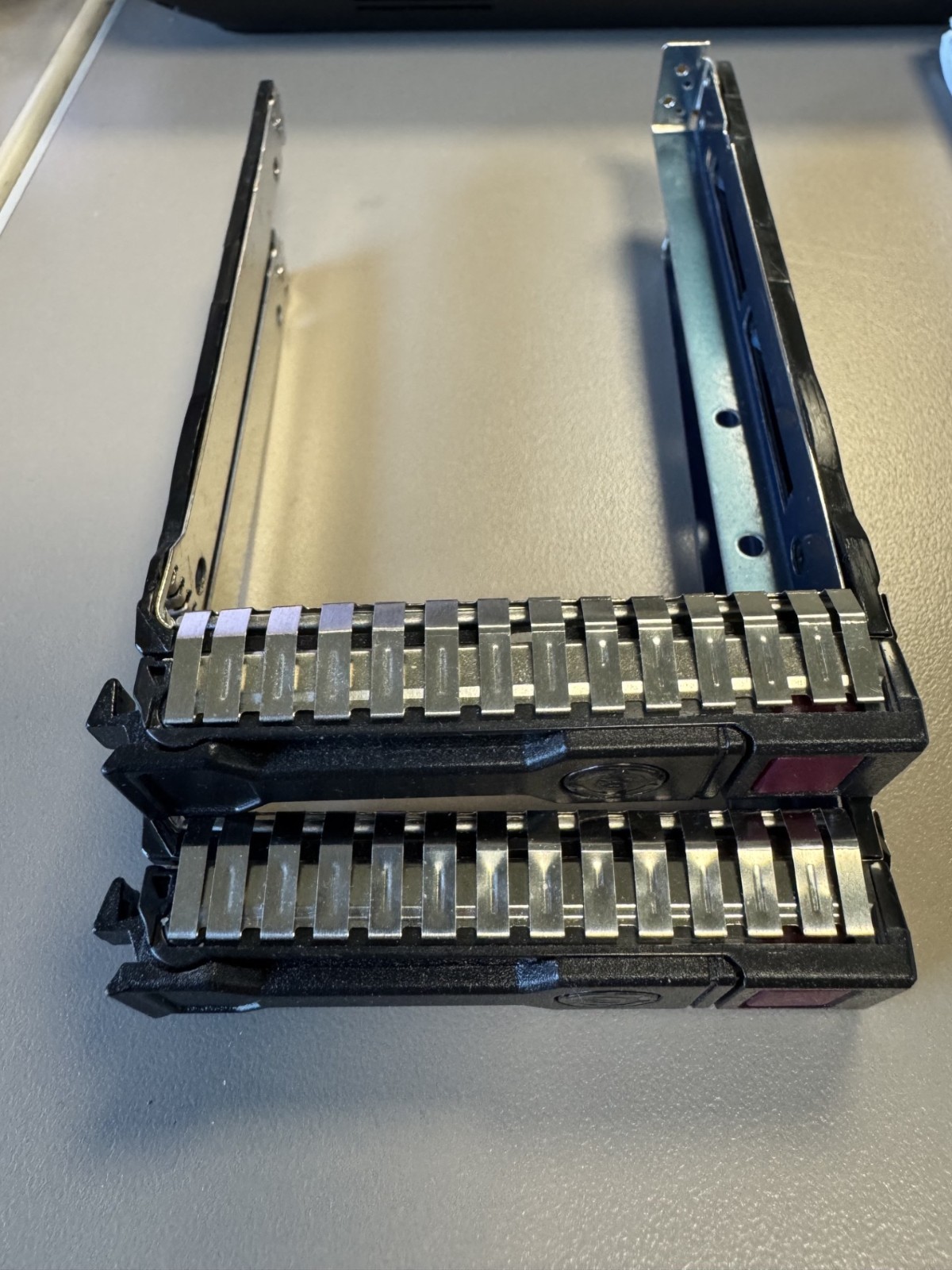 2pcs 2.5" HDD Tray Caddy for HP DL380 DL360 G8 G9 G10 651687-001 651699-001