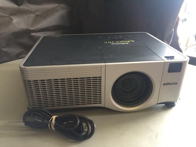 INFOCUS IN5102 LCD PROJECTOR, 4000 LUMENS, ONLY 1,271 HOURS WORKS GREAT