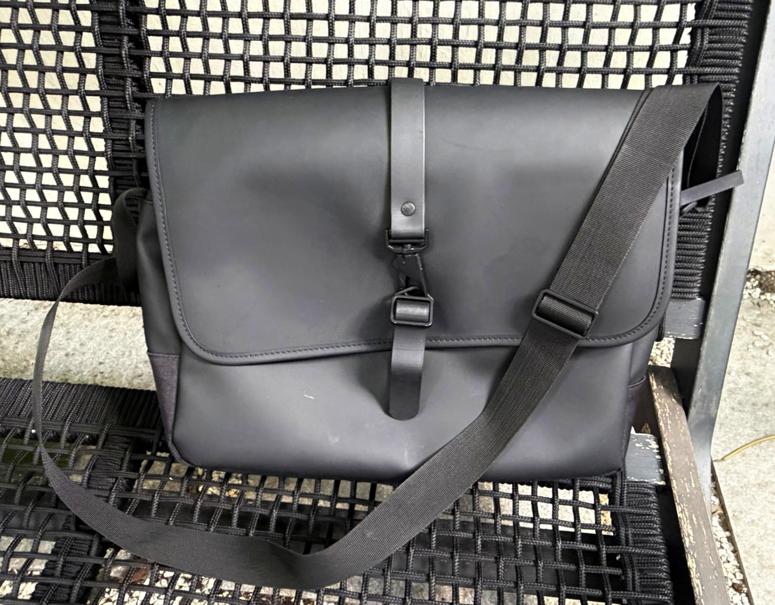 RAINS Black Water-Resistant Shoulder/Messenger Bag for 13in Laptop, Polyurethane