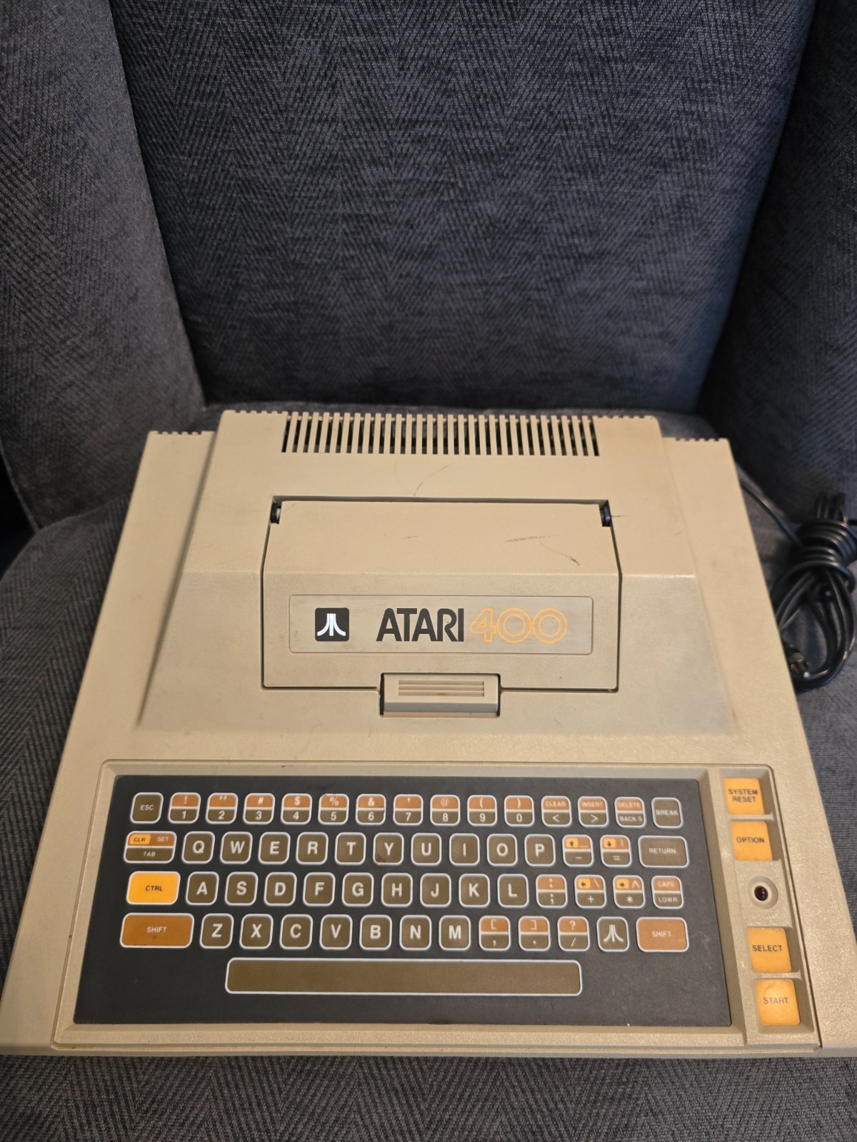 Atari 400 Computer - 16k RAM, Basic Cartridge, & Power Supply CO14319 AV 476476