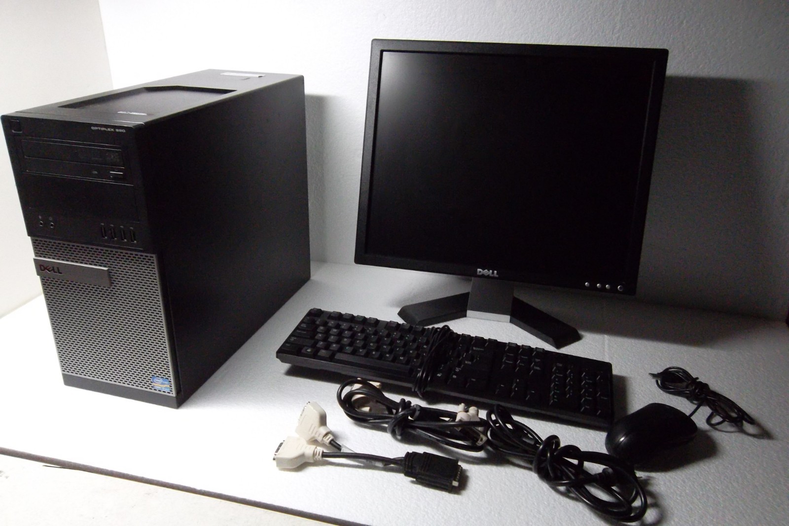 Dell Optiplex 990 Intel Core i5 3.10GHz 250 GB 4 GB DVD±RW HD 5450 w/19" Monitor