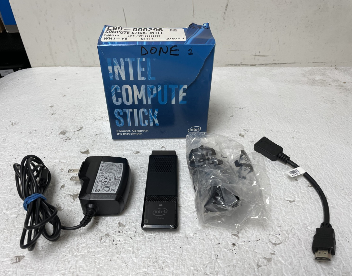 Intel Compute Stick STK1AW32SC Atom x5-Z8300 2GB DDR3L 32GB eMMC Windows 10Home