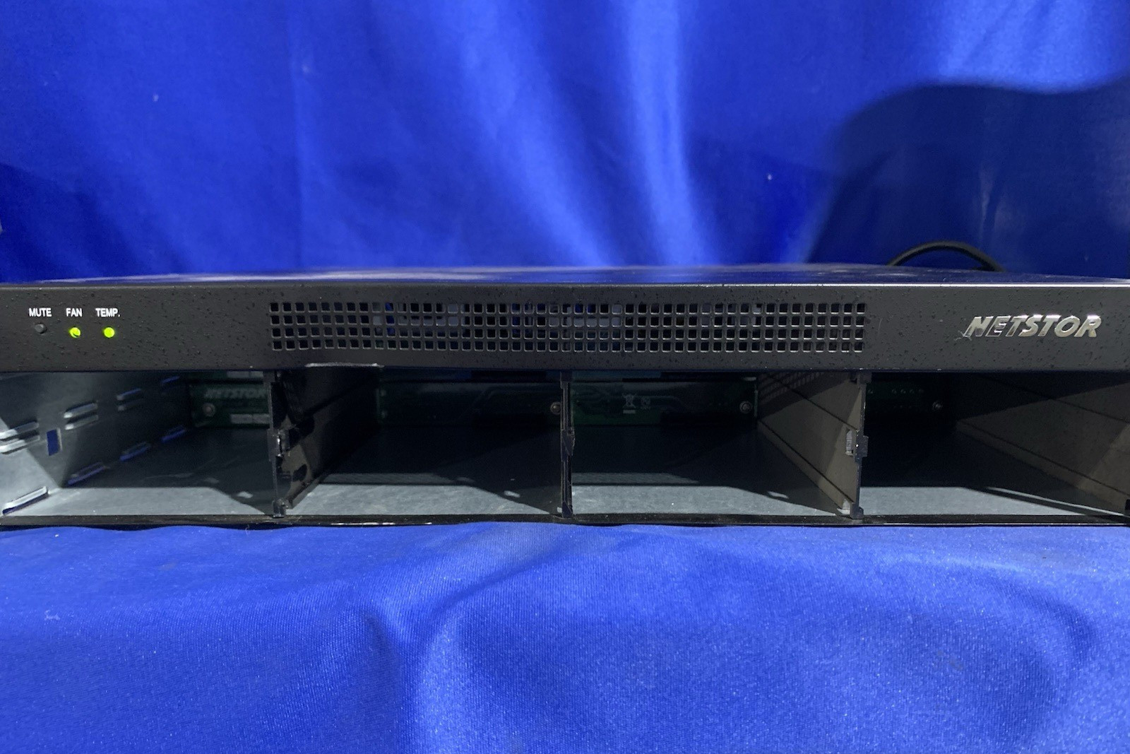 NetStore NA341A 2U 8-bay SAS (Host) to SAS/SATA (Disk) JBOD -Missing HDD/Caddies