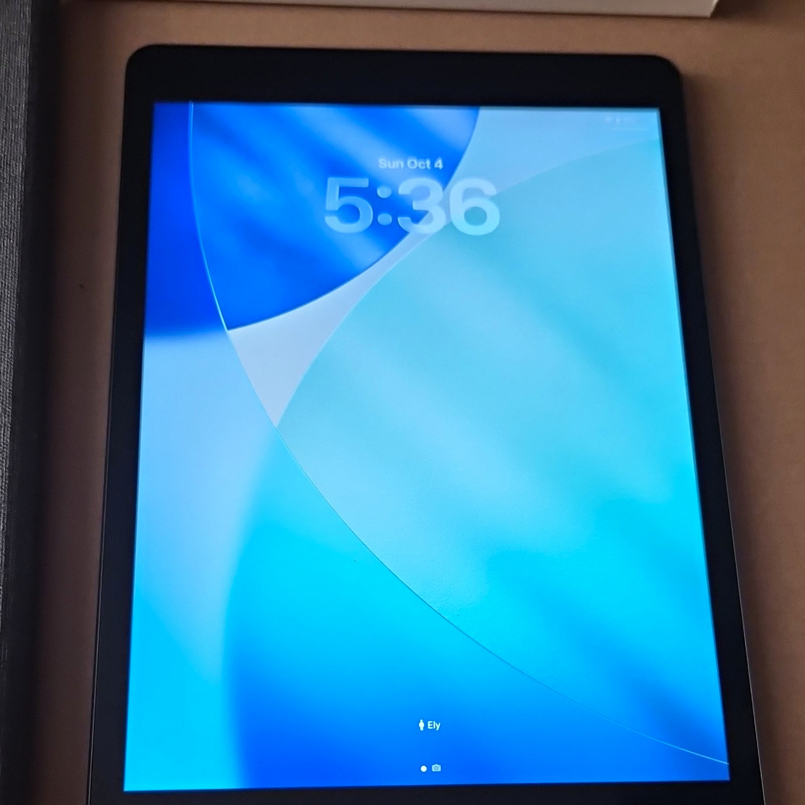 Apple iPad 9th Gen 10.2in 64GB Wi‑Fi Only Bundle A2602 w/ Keyboard Case & Stylus