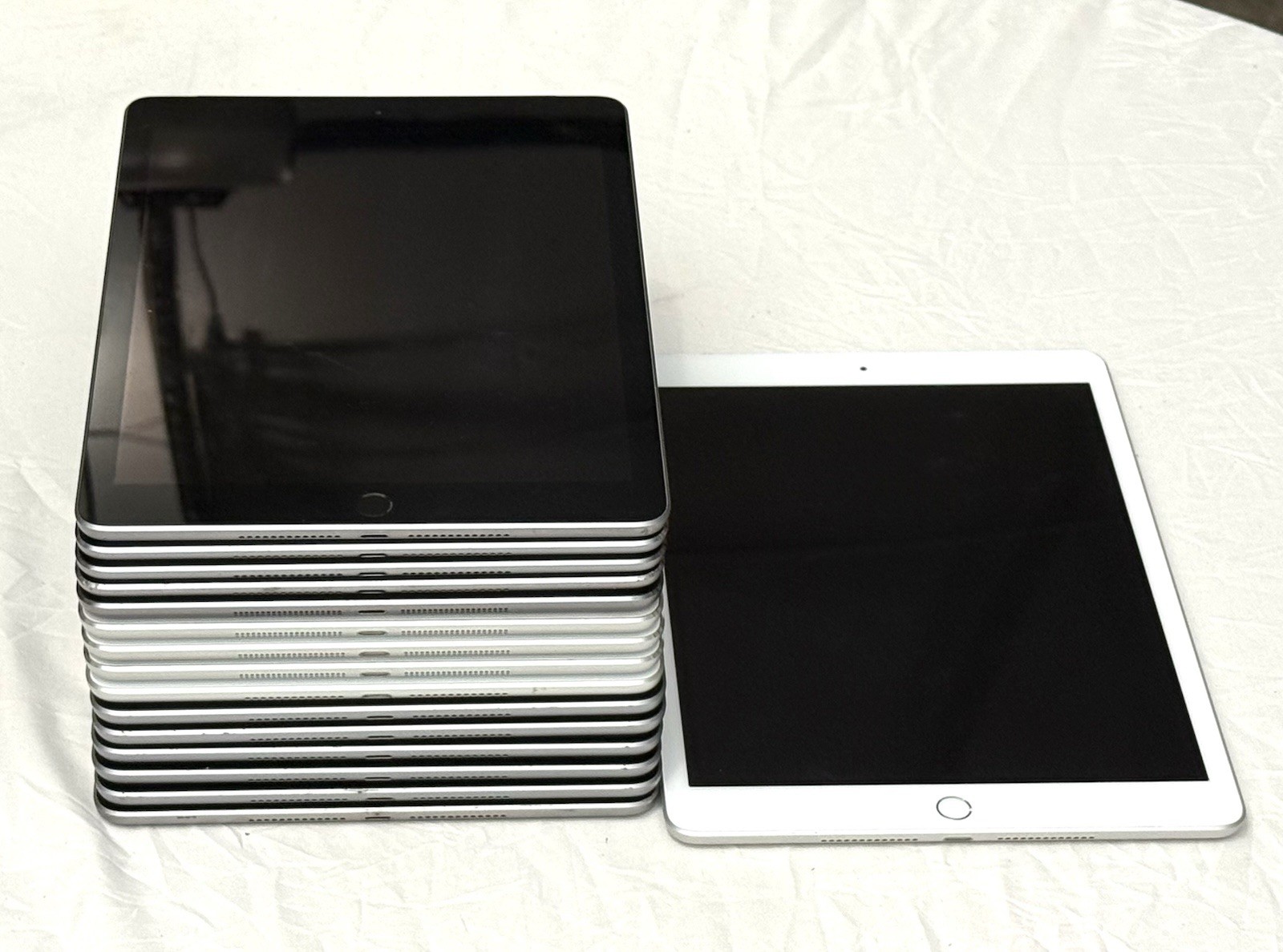 Lot of 16 Apple iPad *Read* Various Models