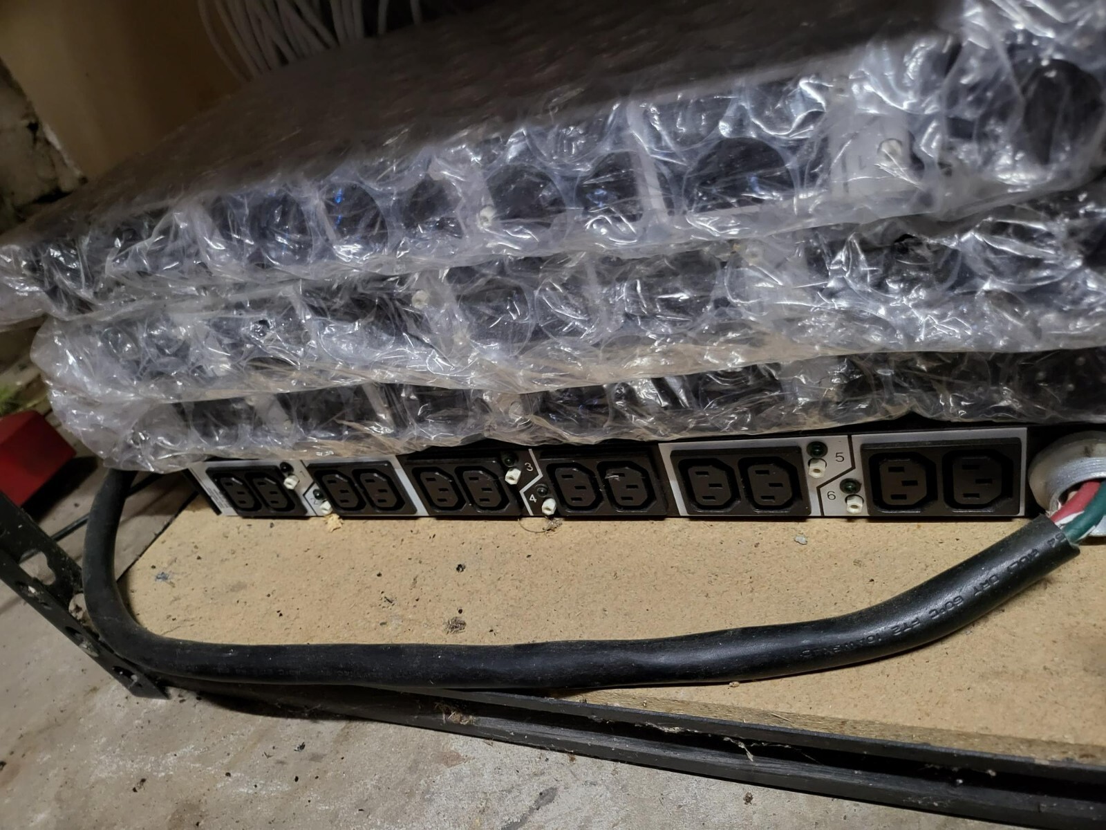 IBM 39J1183 39Y8925 12 PORT AC POWER DISTRIBUTION Rack Mountable BRAND NEW