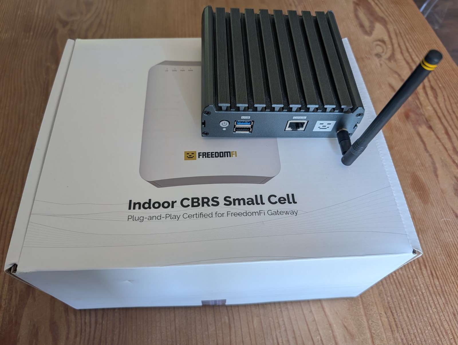 FreedomFi Gateway FFG-HL-4-64 + MosoLabs SCE4255W Indoor 4G CBRS Small Cell Kit