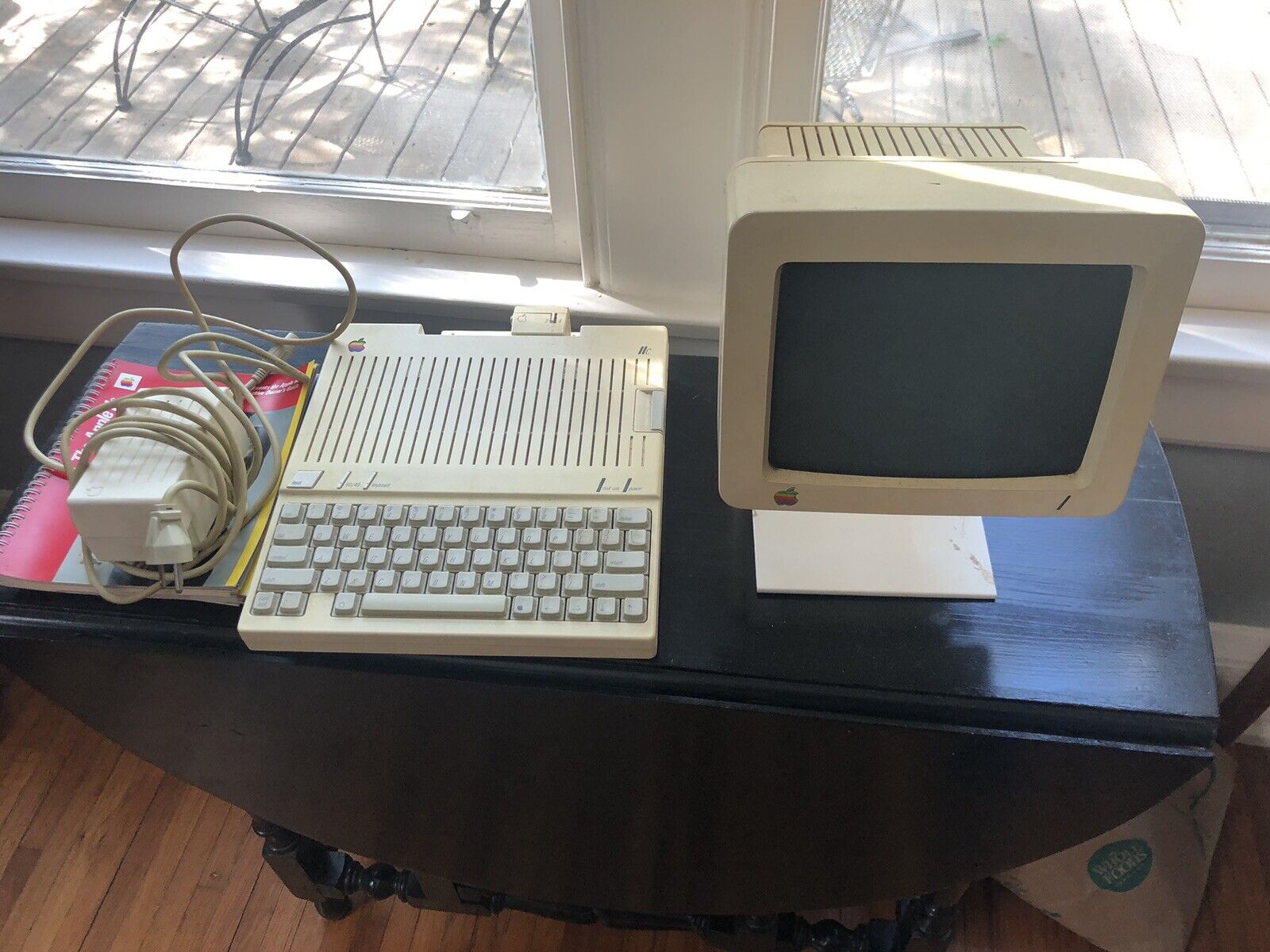 VTG Apple IIc 2c Computer & Computer Monitor With Manuals