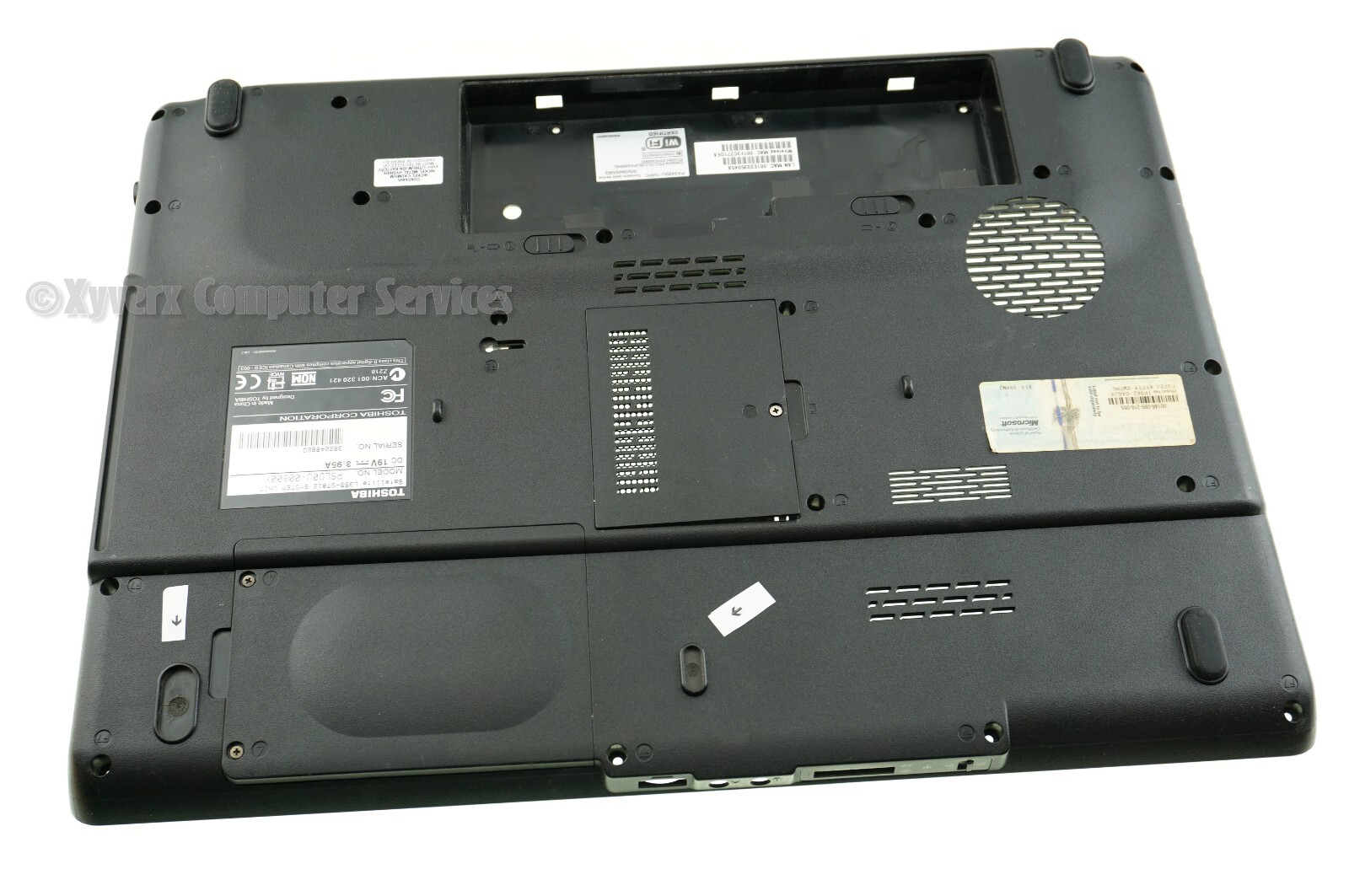V000140270 GENUINE TOSHIBA BASE COVER L355-S7812 (GRADE C)(READ) (FB45)