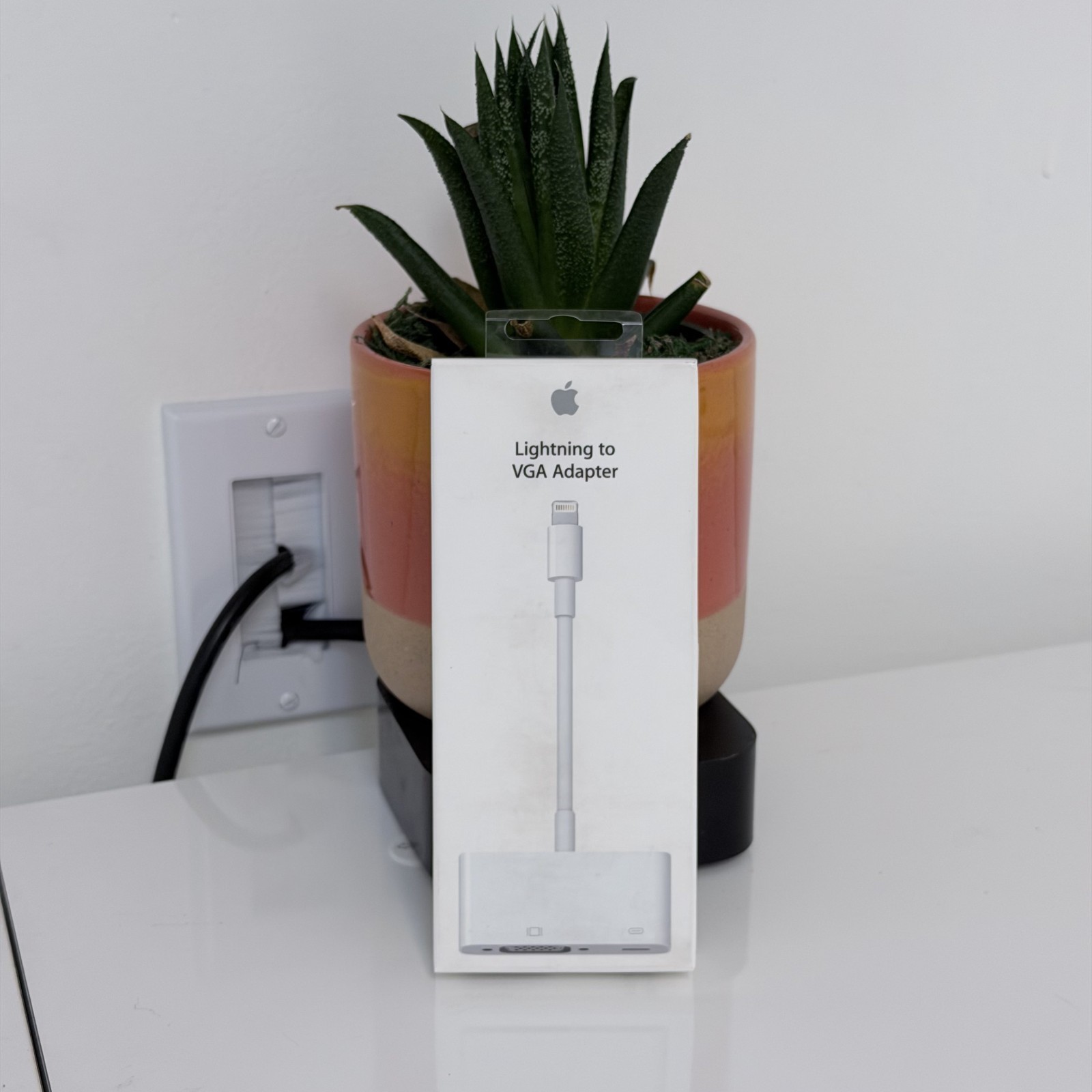 New Apple Lightning to VGA Adapter White MD825AM/A A1439