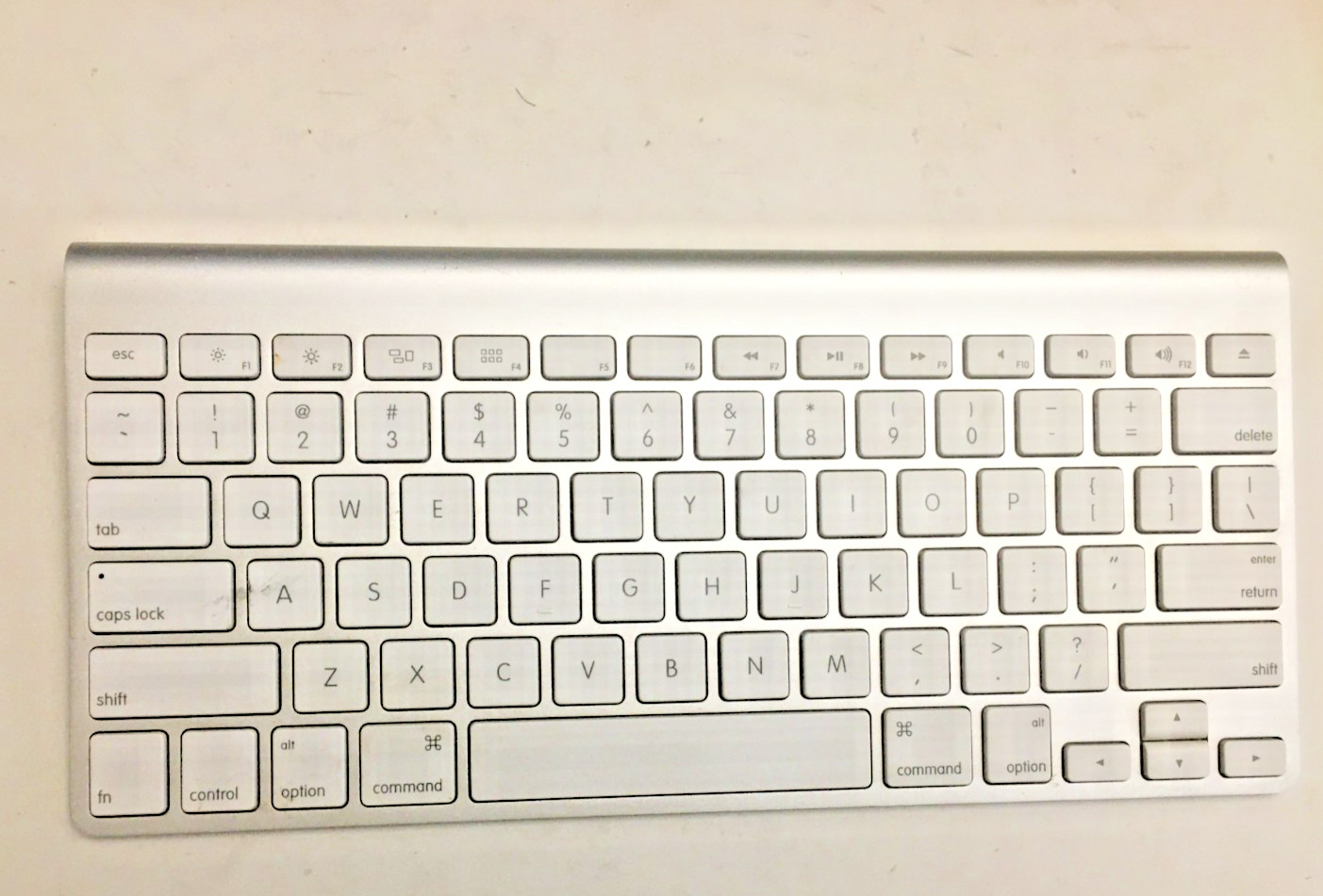Apple A1314 Wireless Bluetooth Keyboard - Tested VG/Exc Condition