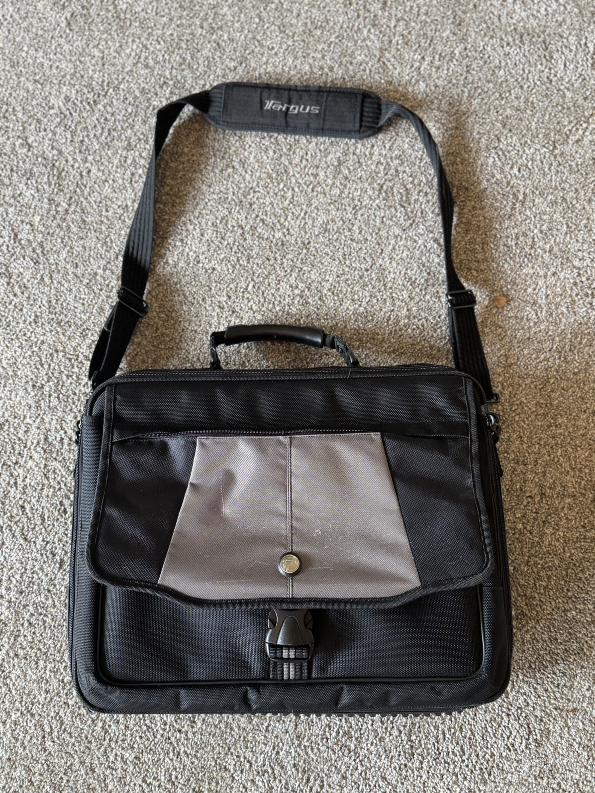 Targus Black Platinum 17” Long Laptop Case Briefcase Shoulder Strap Pockets 