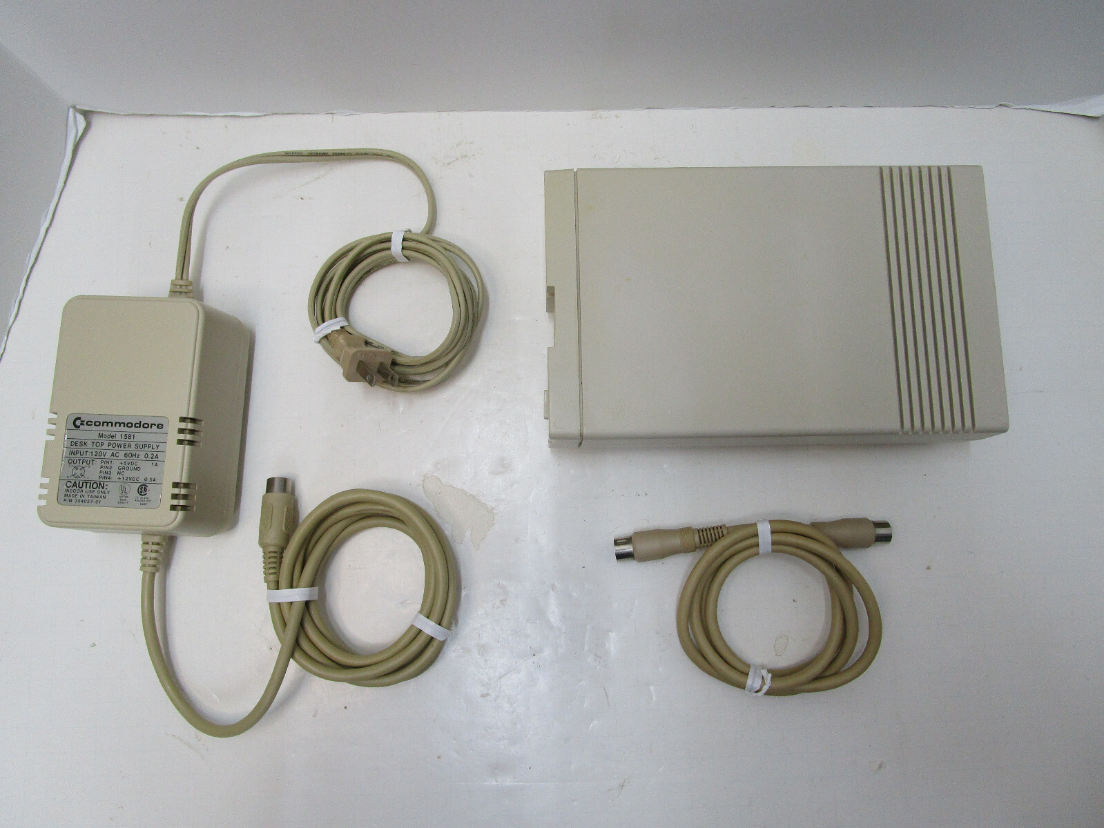 COMMODORE 1581 DISK DRIVE FOR C64 64C VIC-20 C16 PLUS/4 128 TESTED/WORKING L44