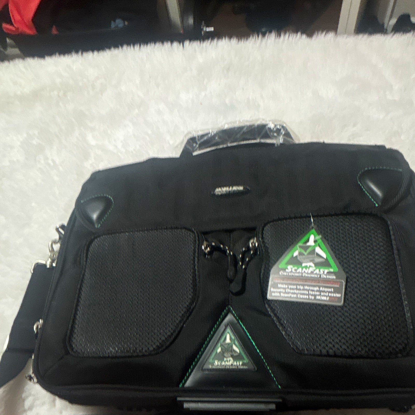 Mobile Edge ScanFast Checkpoint Friendly 17in Laptop Briefcase Black/Green
