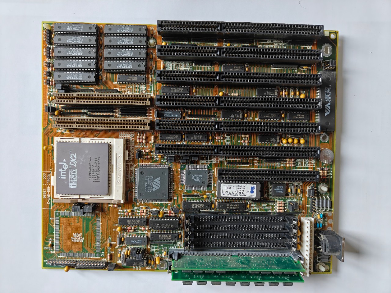 FIC 486-GVT-2 + Intel 486 DX2 66 MHz + 20 MB RAM
