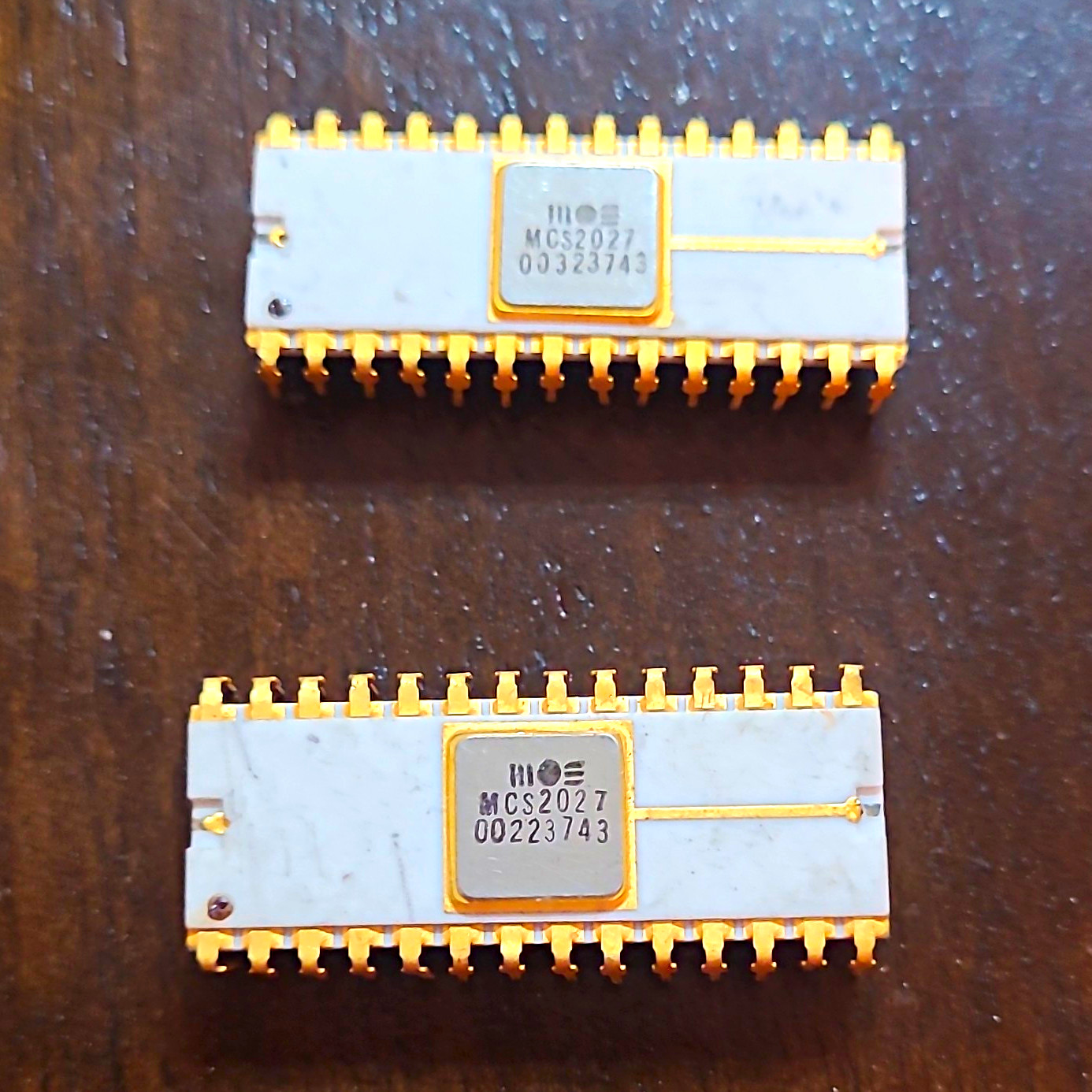 2× MOS MCS2027 metal top vintage ceramic chips ALL LEGS INTACT