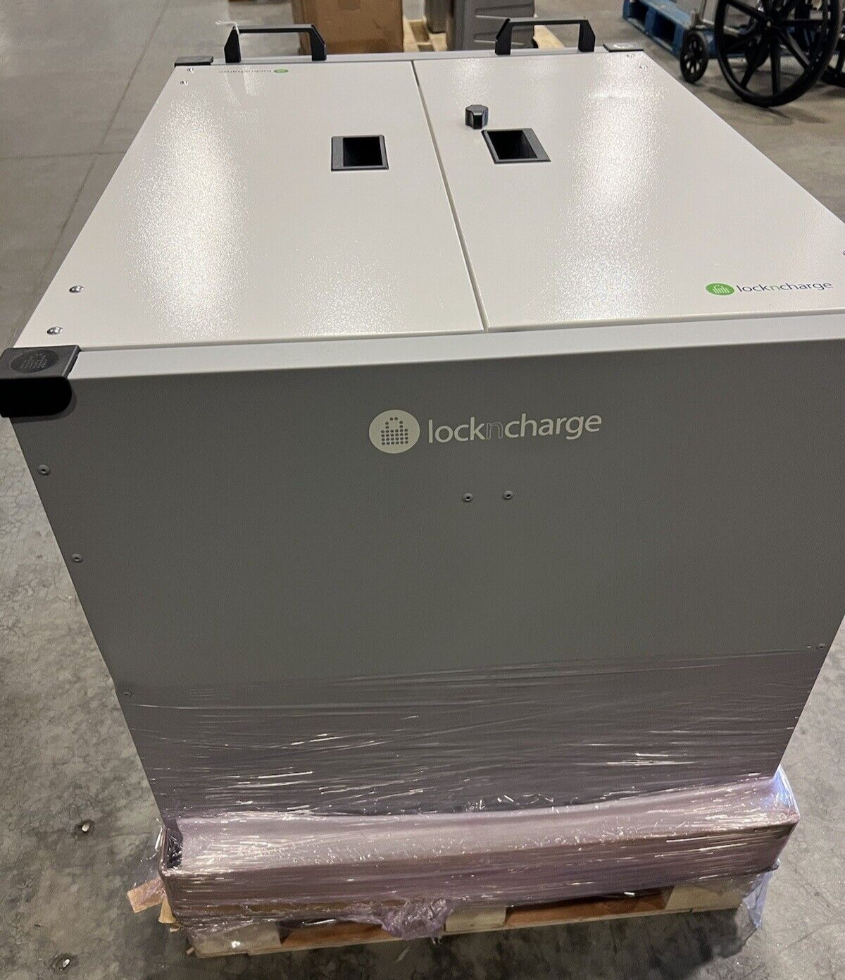 NEW IN BOX LocknCharge Joey 40 Charging Cart 10238 40 Devices Includes Baskets