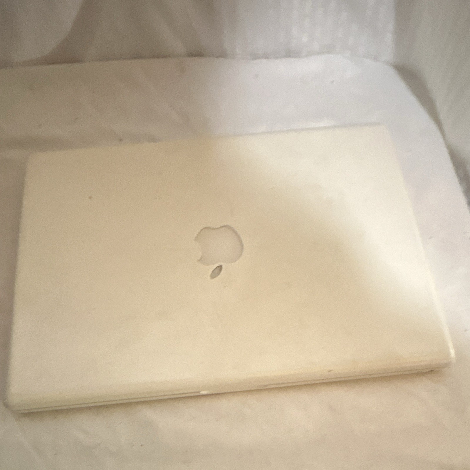 Apple MacBook 13in White Intel 