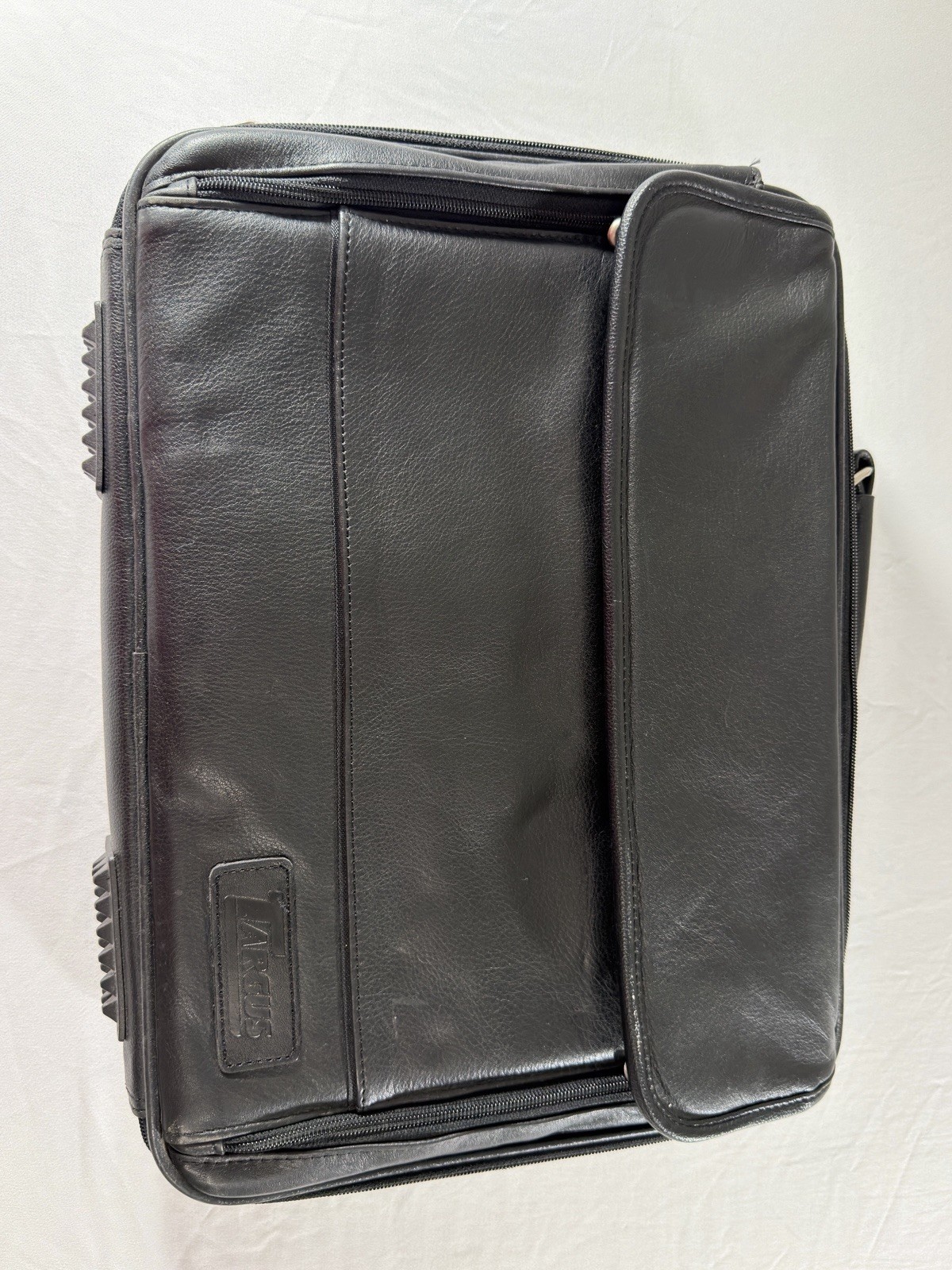 Vintage Targus Black Leather Padded Laptop Bag Case 14" Wide x 12" Tall
